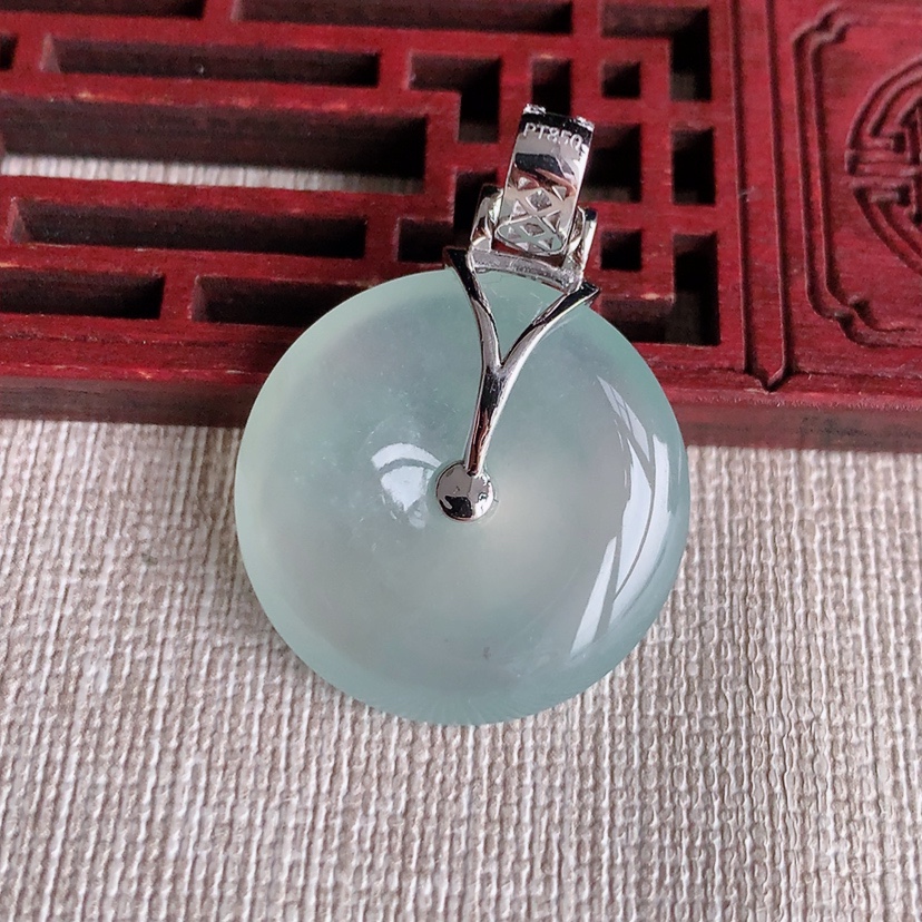 天然A货翡翠18K金伴钻镶嵌晴水平安扣吊坠 
尺寸35.8-25-5.8mm 重量9.63g 0331