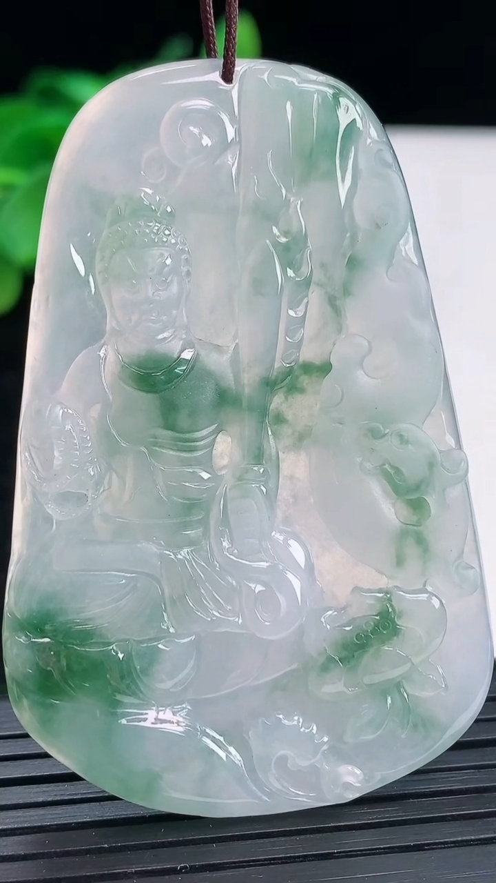 天然A货翡翠飘花不动明王吊坠尺寸62.2-40.4-4.4重量:24.93g
4月3日