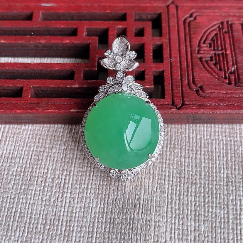 天然A货翡翠18K金伴钻镶嵌甜绿蛋面吊坠 
尺寸31.5-17.8-11.3裸石15.8mm 重量6