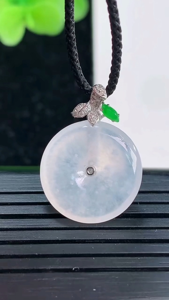 天然A货翡翠种白冰平安扣吊坠尺寸16.5-3.5重量:2.48g
4月3日