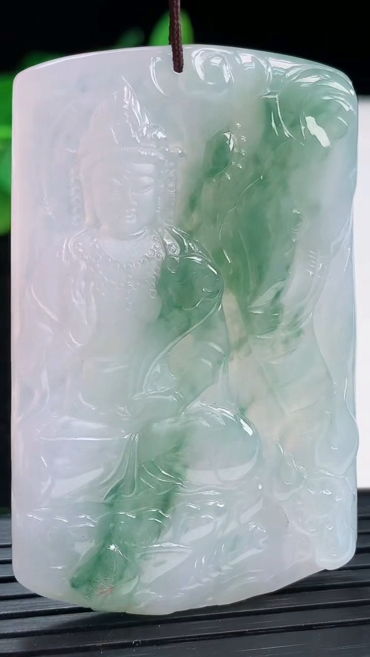 天然A货翡翠飘花普贤菩萨吊坠尺寸60.5-39-5.3重量:31.53g
4月3日