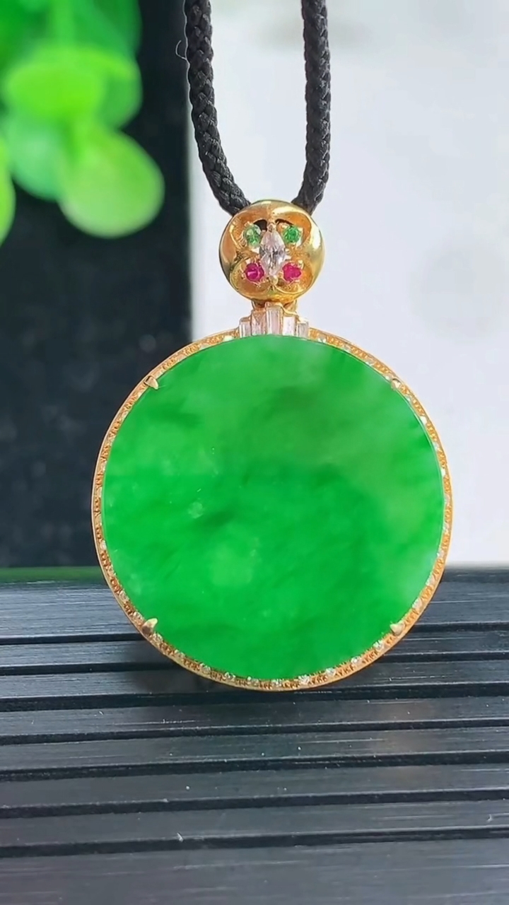 天然A货翡翠无事牌吊坠尺寸29.2-22-6.9裸石19.9重量:4.96g
4月3日