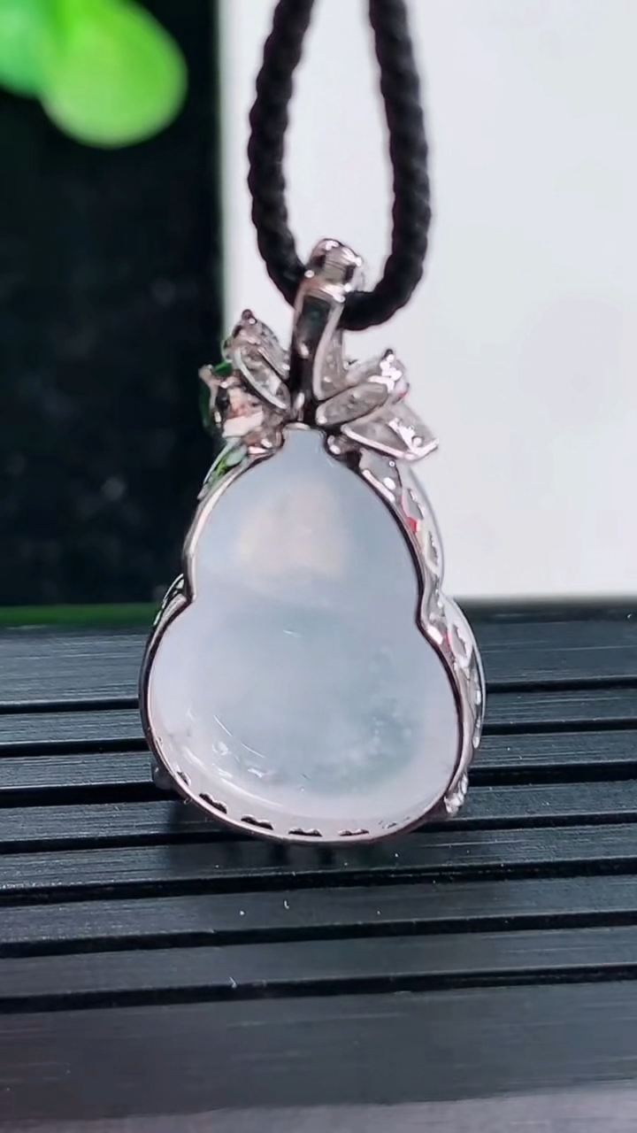 天然A货翡翠种白冰葫芦吊坠尺寸25.5-14.1-7.9重量:3.28g
4月3日