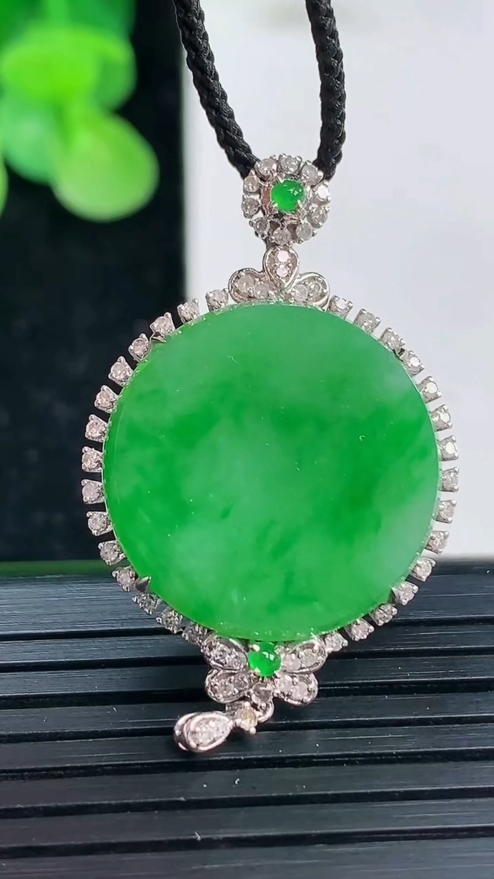 天然A货翡翠无事牌吊坠尺寸32.9-22.4-5.5裸石19.6重量:5.71g
4月3日