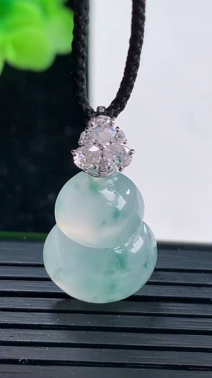 天然A货翡翠种飘花葫芦吊坠尺寸27.1-19.9-14.4-5.9重量:3.20g
4月3日