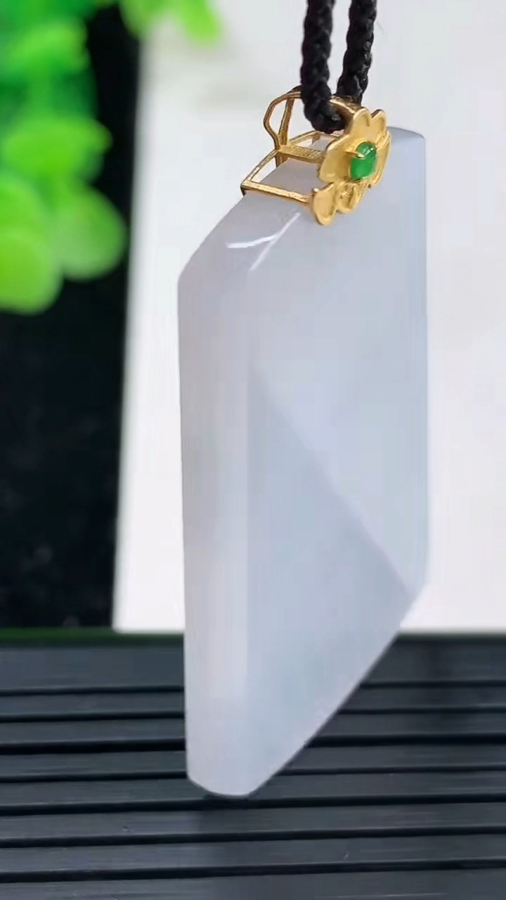 天然A货翡翠18K金紫罗兰无事牌吊坠尺寸41.6-26.9-3.6重量:12.49g
4月3日