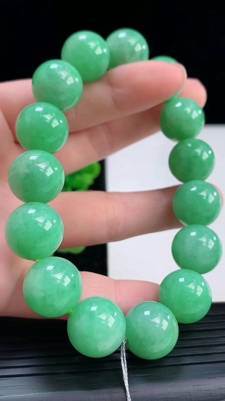 天然A货翡翠圆珠手串尺寸14-15颗重量:69.87g4月3日
工厂直销收藏佳品,种好水足，色泽均匀，有种有色，上手高大气！