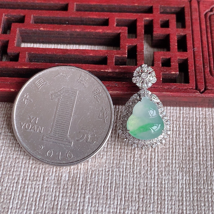 天然A货翡翠18K金伴钻镶嵌飘绿葫芦吊坠 
尺寸21-12.6-9.6裸石9.8-8.6mm 重量2.04g 0331