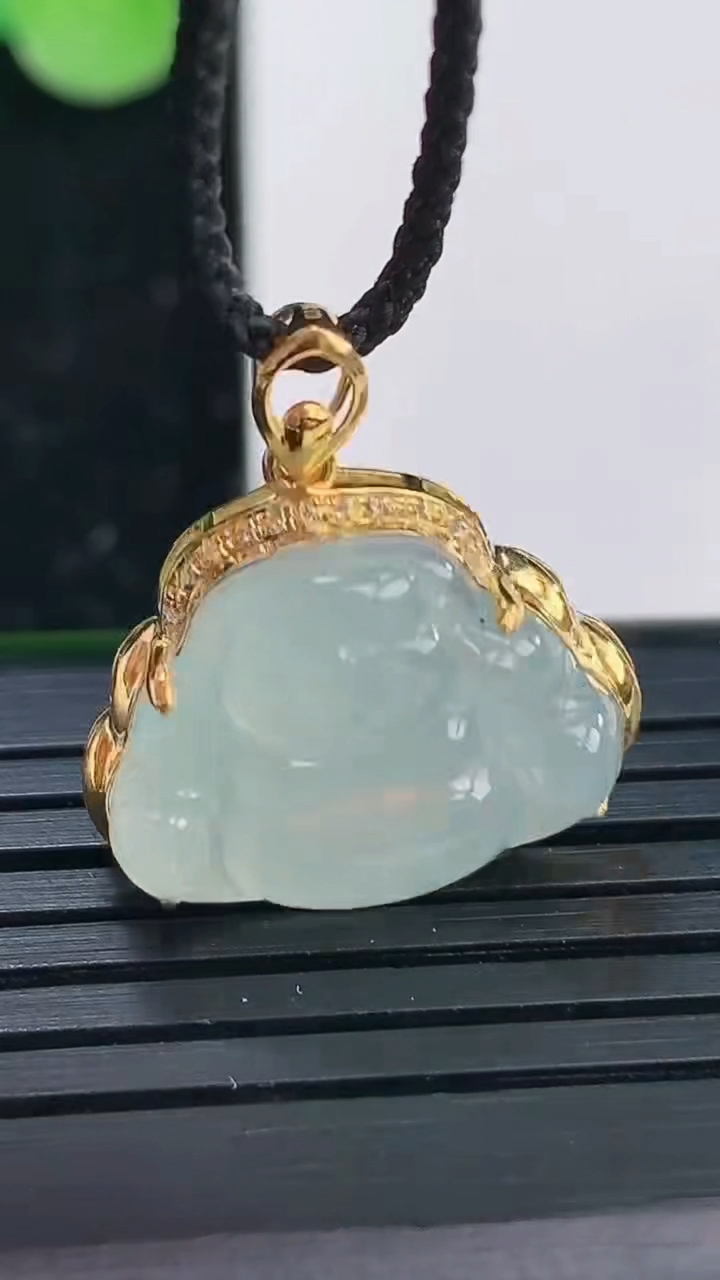 天然A货翡翠种白冰佛公吊坠尺寸22.1-19-7.3裸石12.7-17.3重量:2.28g
4月3日