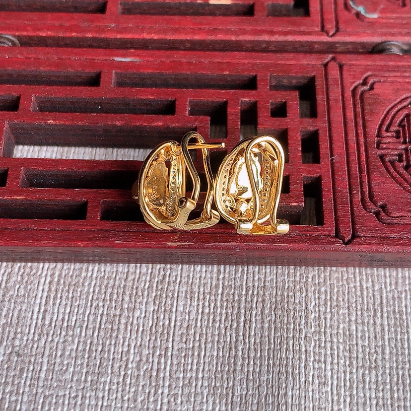 天然A货翡翠18K金伴钻镶嵌黄翡葫芦耳坠 
尺寸6.6-5.3mm 重量3.15g 0331