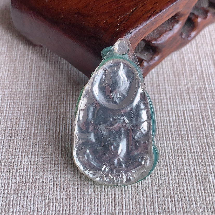 天然A货翡翠满绿逍遥佛镶嵌件 
尺寸31.7-20.7-6.6mm 重量8.48g 0331