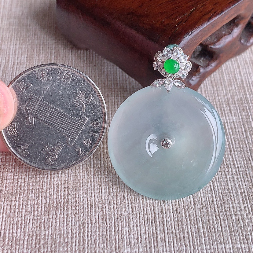 天然A货翡翠18K金伴钻镶嵌晴水平安扣吊坠 
尺寸35-26.5-4.8mm 重量8.45g 0331