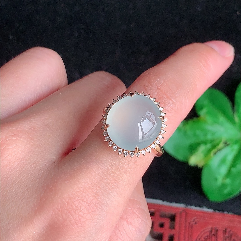 天然A货翡翠18K金伴钻镶嵌晴水蛋面戒指 圈口17.5裸石
尺寸14.4-13.4mm 重量5.93g 0331