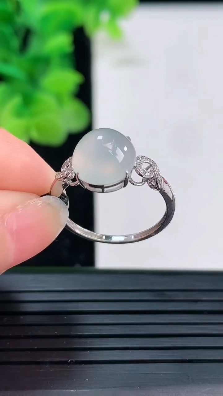 天然A货翡翠种白冰蛋面戒指尺寸17.1-9.9-9重量:2.00g2026年4月3日
工厂直销收藏佳品,种好水足，色泽均匀，有种有色，上手高大气！