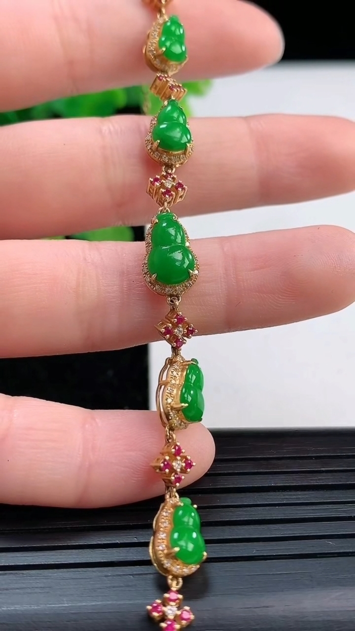 天然A货翡翠葫芦手链尺寸76-5.7重量:5.42g
4月3日