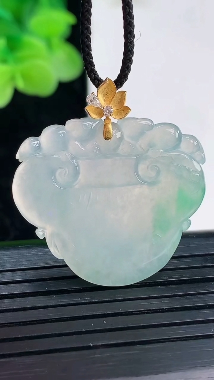 天然A货翡翠如意头吊坠尺寸26.1-29.1-3.5重量:6.21g
4月3日