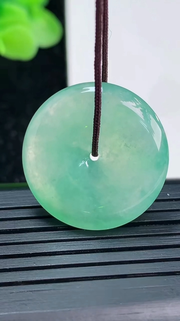 天然A货翡翠平安扣吊坠尺寸23.9-4.8重量:5.84g
4月3日