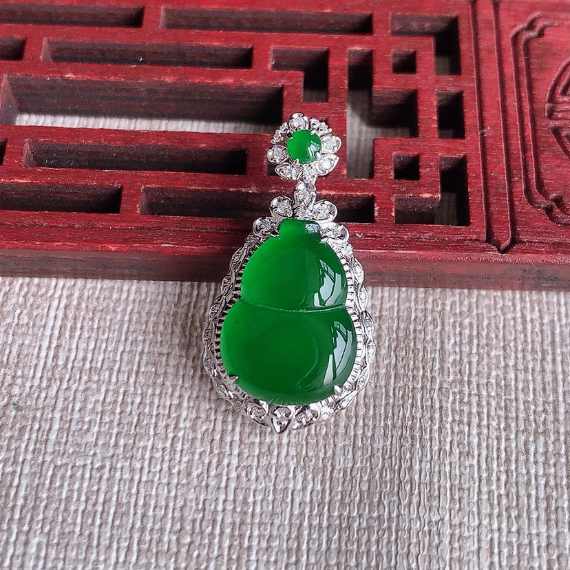 天然A货翡翠18K金伴钻镶嵌满绿葫芦吊坠 
尺寸28.5-15.2-7.7裸石15.8-11.4mm
