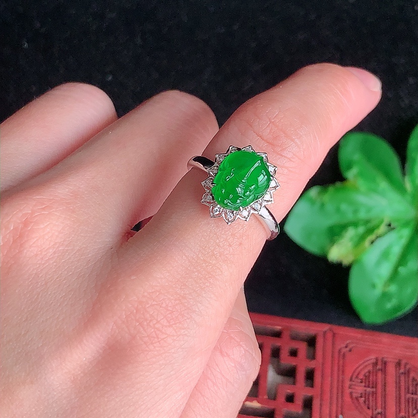 天然A货翡翠18K金伴钻镶嵌满绿招财貔貅戒指 圈口17.6裸石
尺寸10.3-8mm 重量2.60g 0331