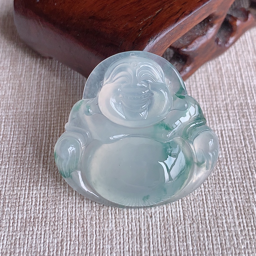 天然A货翡翠飘花佛公吊坠 
尺寸33.2-35-7.7mm 重量12.30g 0331