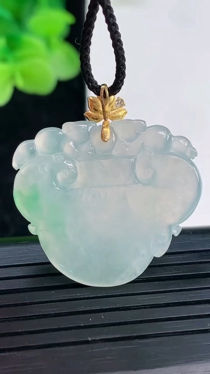 天然A货翡翠如意头吊坠尺寸26.1-29.1-3.5重量:6.21g
4月3日