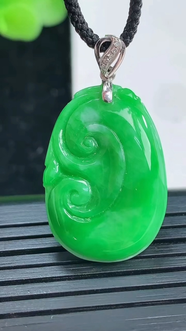 天然A货翡翠如意吊坠尺寸25.3-17.4-4.9重量:4.55g
4月3日