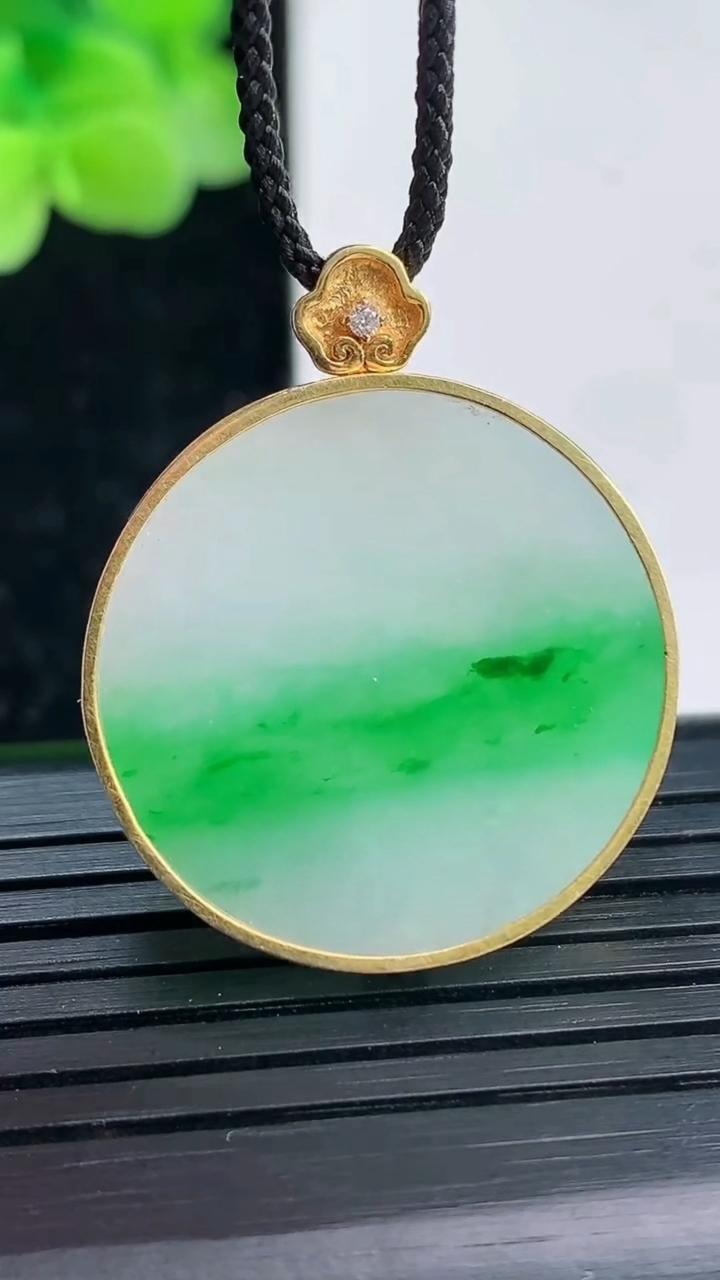 天然A货翡翠无事牌吊坠尺寸24.4-3.9重量:6.97g
4月3日