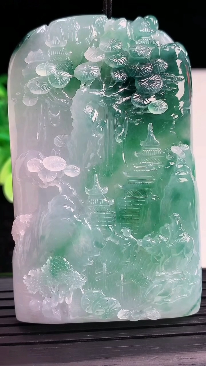 天然A货翡翠种飘花山水牌吊坠尺寸69.2-42.9-11.8重量:85.87g
4月3日