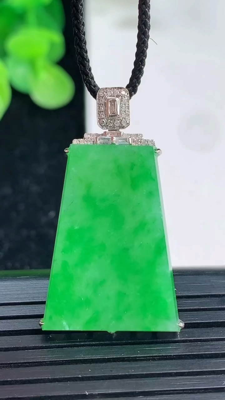 天然A货翡翠无事牌吊坠尺寸33.8-25.1-18.2-4.8重量:4.64g
4月3日