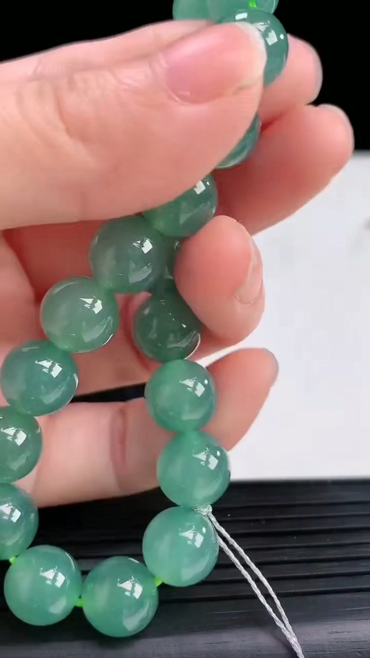 天然A货翡翠蓝水圆珠手串尺寸9.6-20颗重量:33.06g4月3日
工厂直销收藏佳品,种好水足，色泽均匀，有种有色，上手高大气！