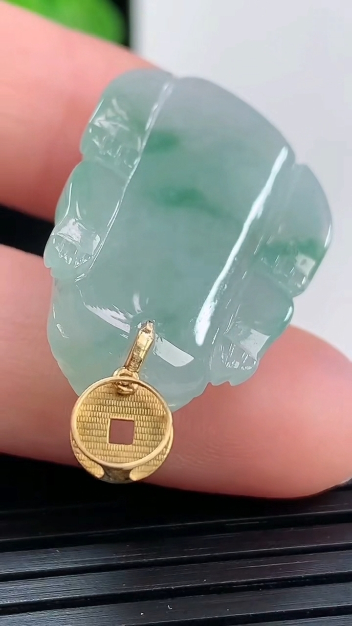 天然A货翡翠18K金飘花貔貅吊坠尺寸26.3-18.9-8.9重量:8.62g
4月3日