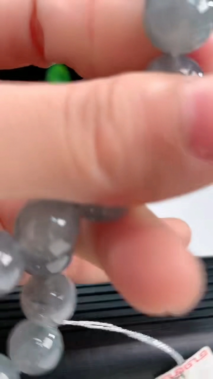 天然A货翡翠乌鸡种圆珠手串尺寸10.3-19颗重量:38.22g4月3日
工厂直销收藏佳品,种好水足，色泽均匀，有种有色，上手高大气！