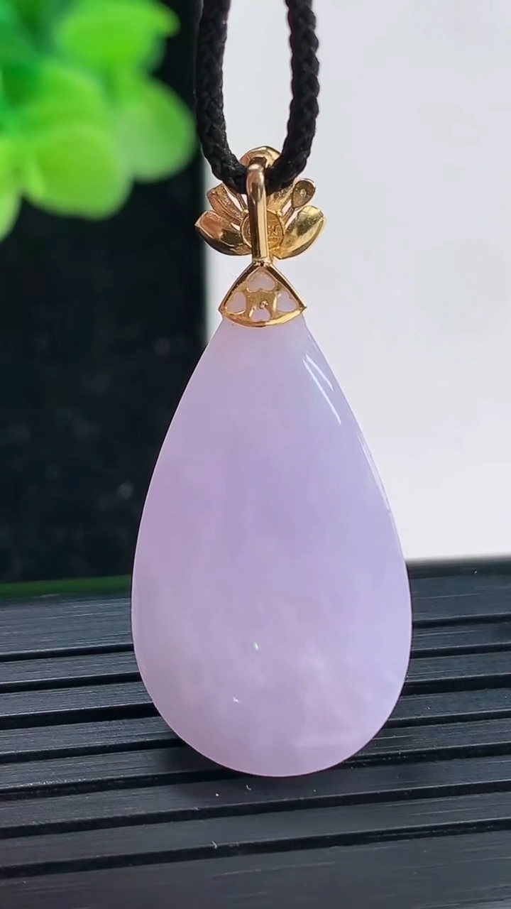 天然A货翡翠18K金紫罗兰水滴吊坠尺寸35.5-15.9-10.3重量:7.16g
4月3日