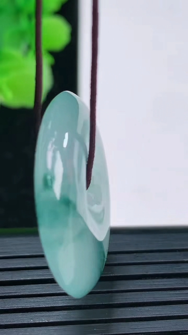 天然A货翡翠种飘花平安扣吊坠尺寸28.5-5.7重量:9.69g
4月3日