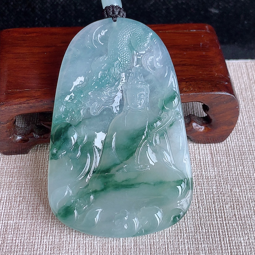 天然A货翡翠飘花大势至菩萨吊坠 
尺寸69.8-44.8-5.5mm 重量43.73g 0331