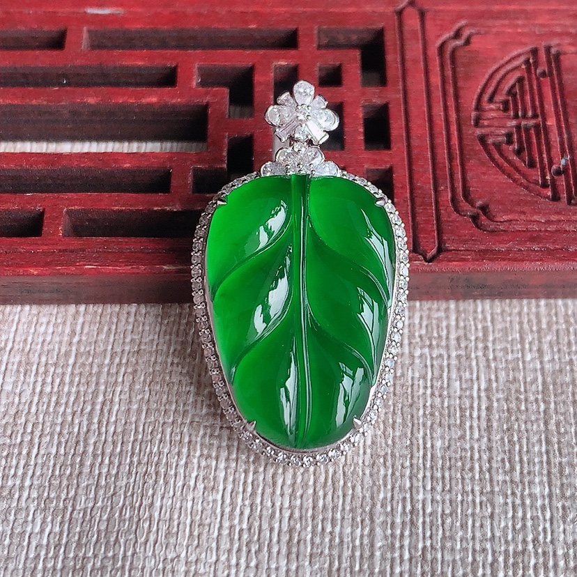 天然A货翡翠18K金伴钻镶嵌满绿叶子金枝玉叶吊坠 
尺寸33.8-18.8-9.6裸石23-15.8mm 重量7.70g 0331