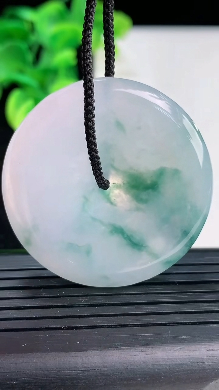 天然A货翡翠飘花平安扣吊坠尺寸42.5-5.8重量:23.40g
4月3日