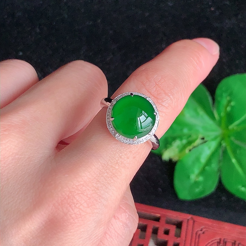 天然A货翡翠18K金伴钻镶嵌满绿蛋面戒指 圈口17.7裸石
尺寸11mm 重量3.24g 0331