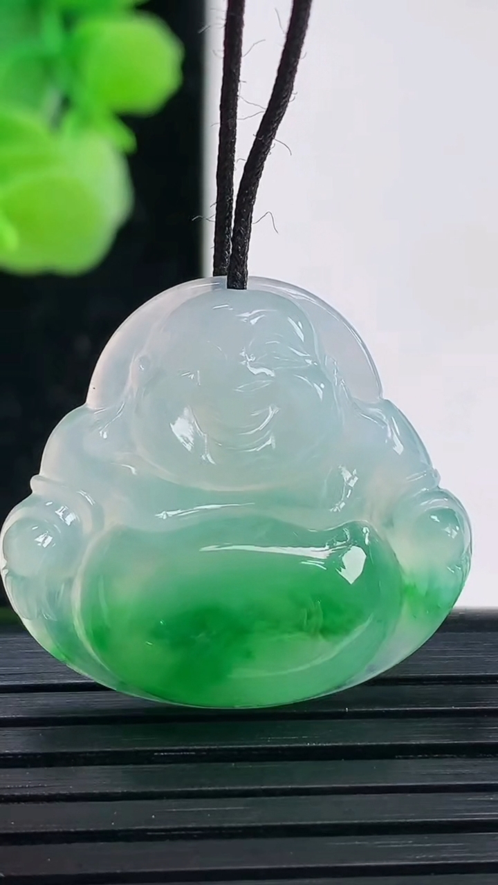 天然A货翡翠佛公吊坠尺寸25-27.1-5.5重量:5.92g
4月3日