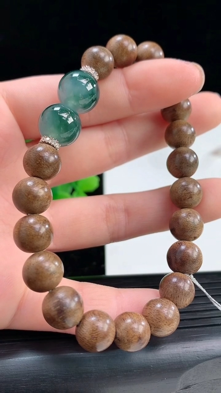 天然A货翡翠飘花檀香圆珠手串尺寸11重量:72.94g4月3日
工厂直销收藏佳品,种好水足，色泽均匀，有种有色，上手高大气！