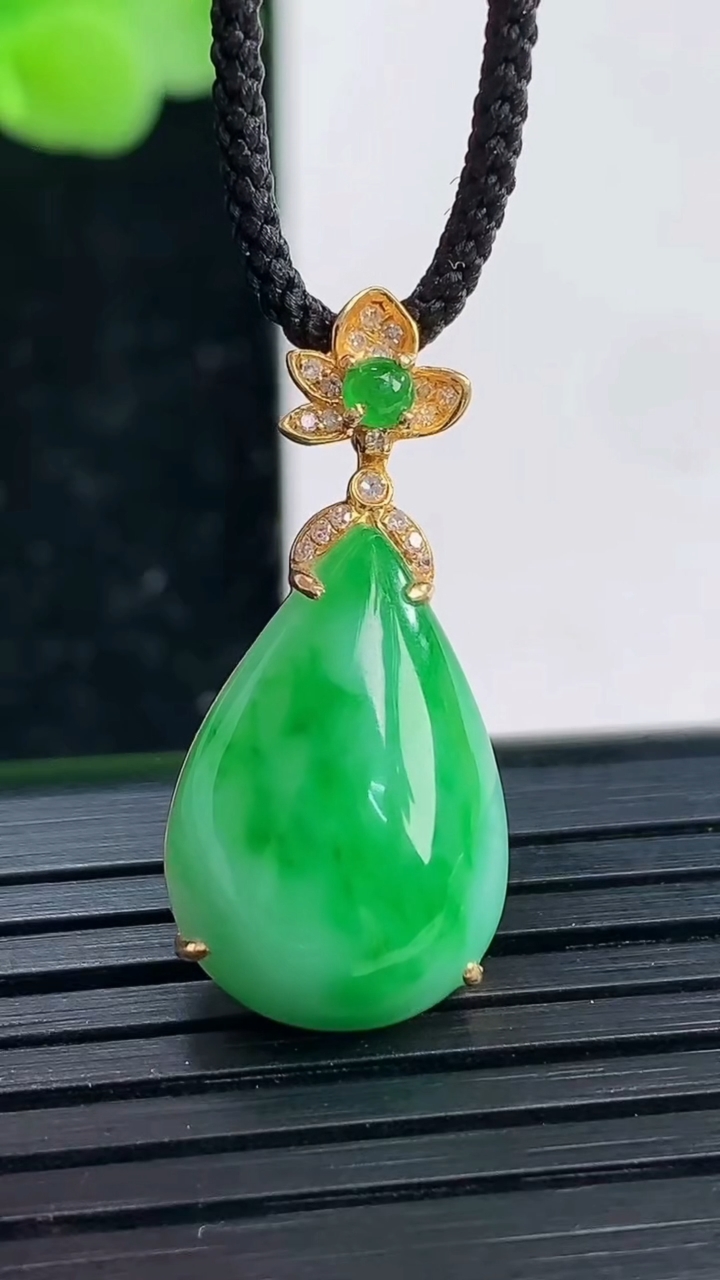 天然A货翡翠水滴吊坠尺寸26.9-18.1-12.3-6.6重量:2.97g
4月3日