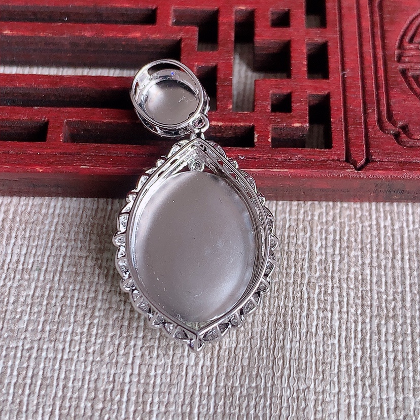 天然A货翡翠18K金伴钻镶嵌阳绿蛋面吊坠  
尺寸33.8-17.5-8裸石16.5-13mm 重量