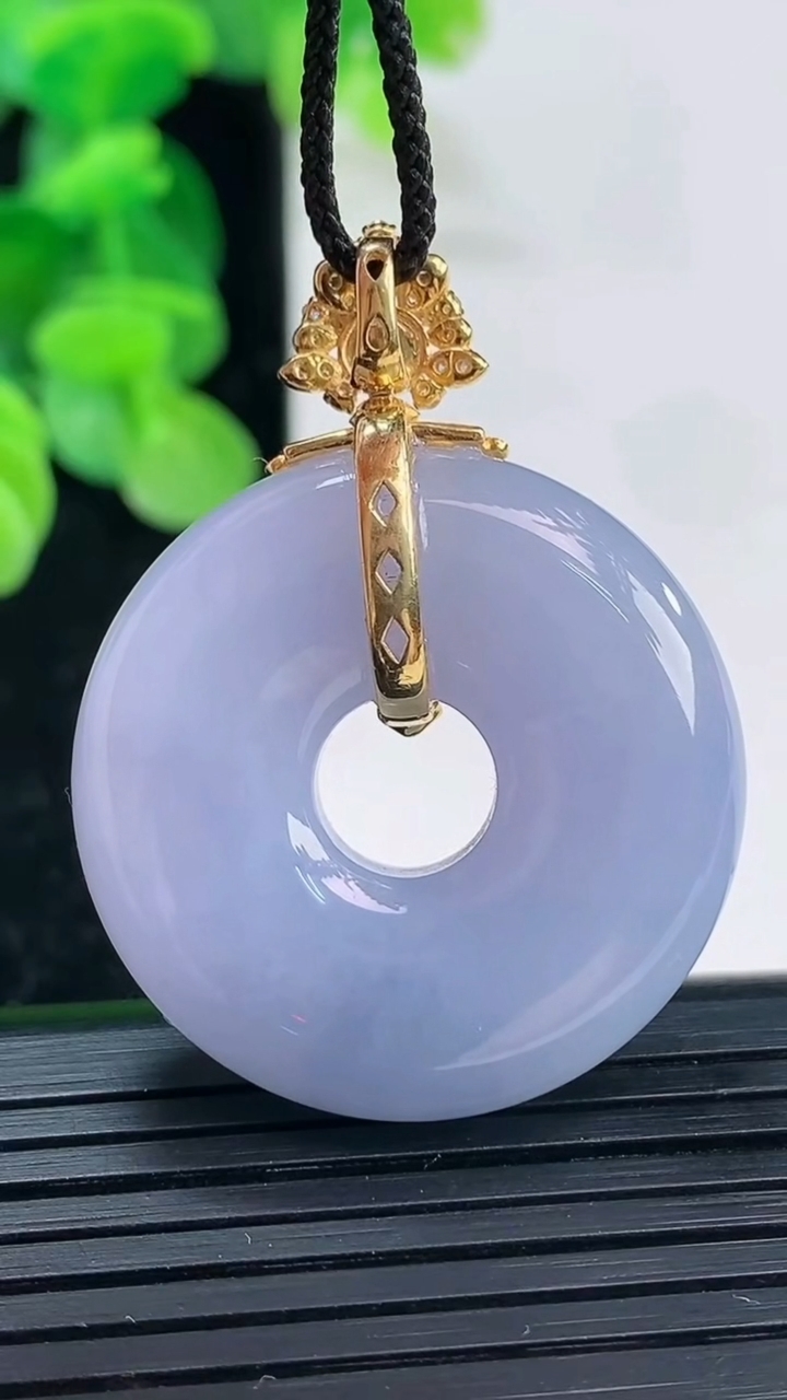 天然A货翡翠18K金紫罗兰平安扣吊坠尺寸30.4-8.3重量:17.63g
4月3日