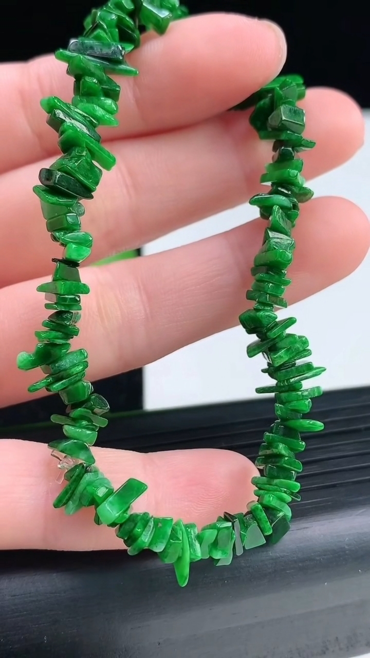 天然A货翡翠原石手串尺寸5.7-3.3-1.2重量:9.84g4月3日
工厂直销收藏佳品,种好水足，色泽均匀，有种有色，上手高大气！