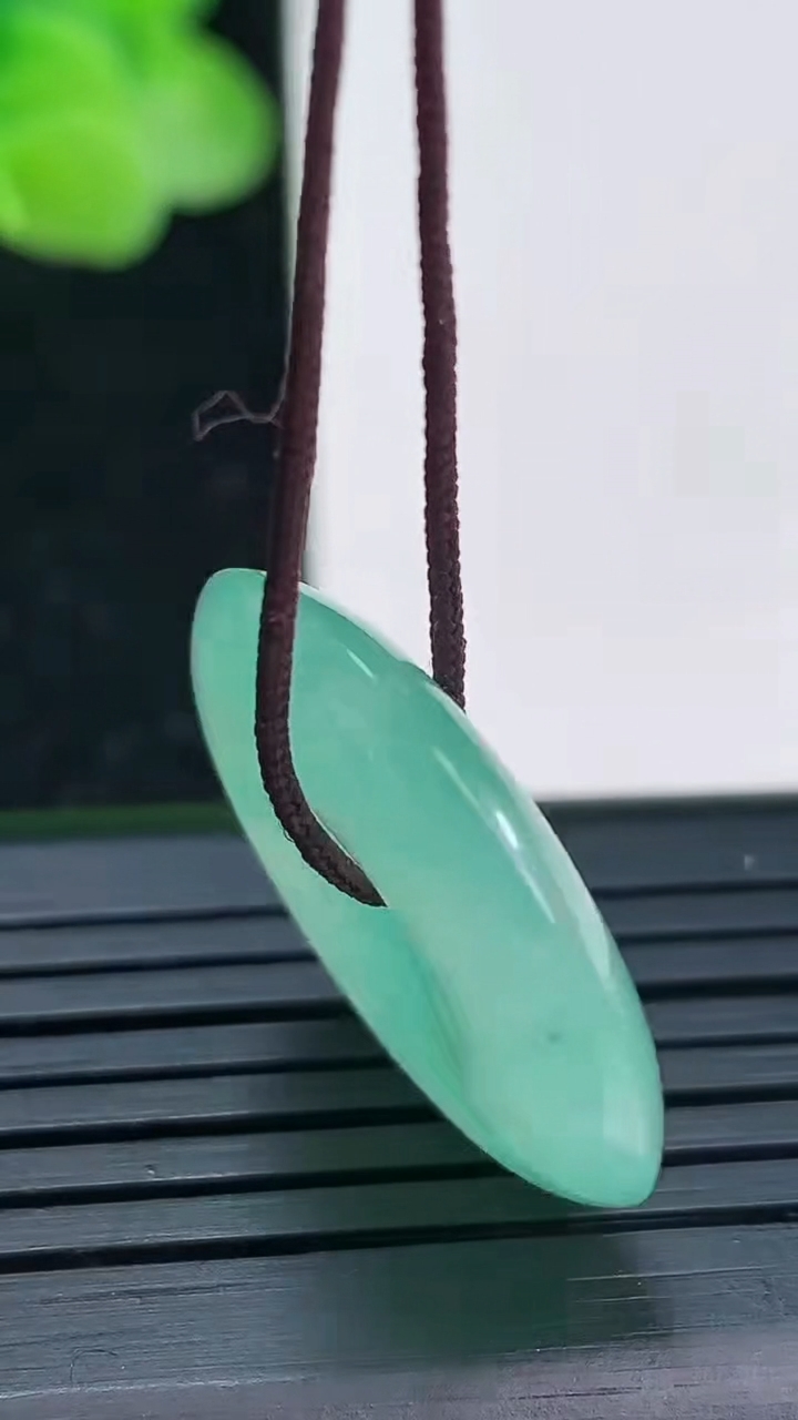 天然A货翡翠平安扣吊坠尺寸23.9-4.8重量:5.84g
4月3日