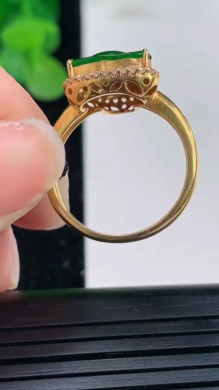 天然A货翡翠佛公戒指尺寸18.1-9-10.7重量:2.99g2026年4月3日
工厂直销收藏佳品,种好水足，色泽均匀，有种有色，上手高大气！