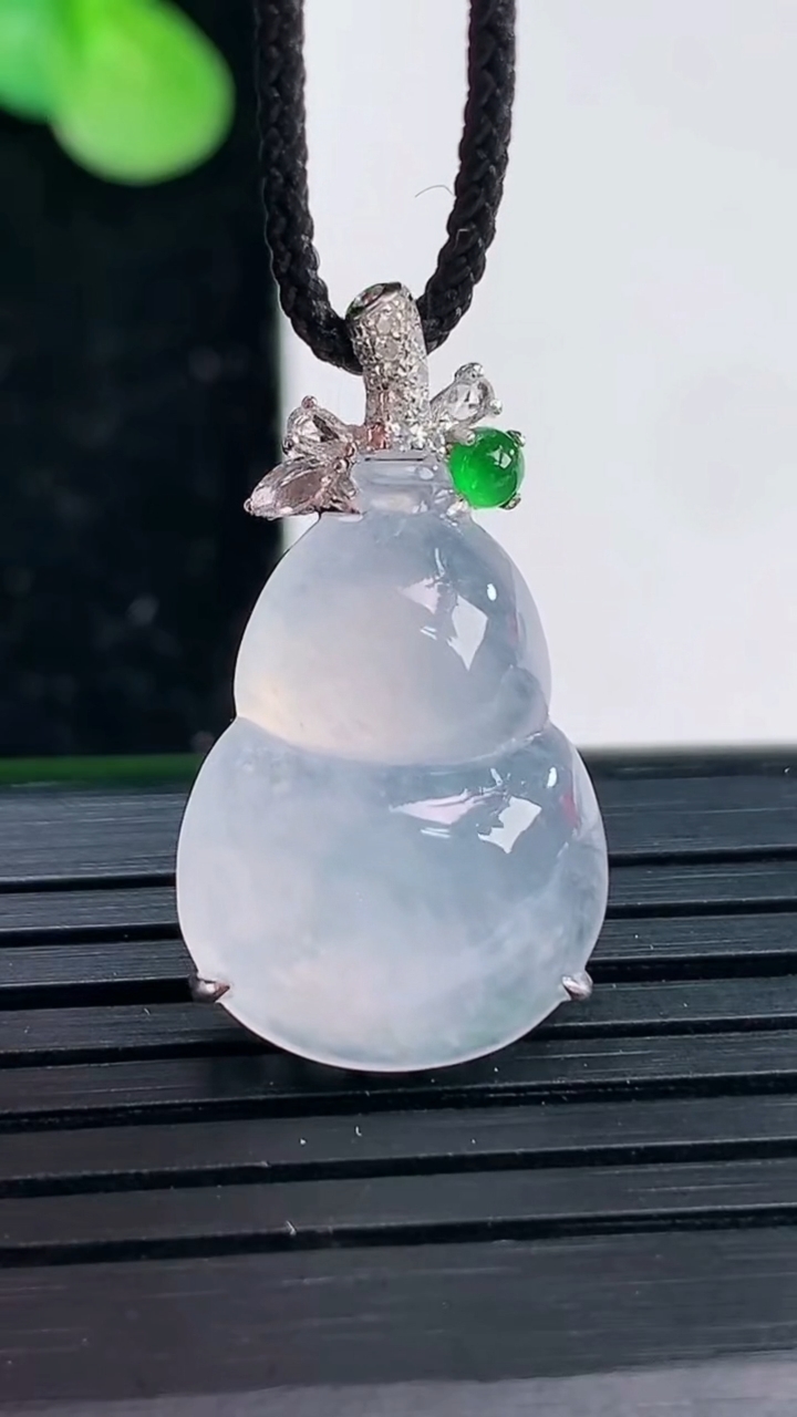 天然A货翡翠种白冰葫芦吊坠尺寸25.5-14.1-7.9重量:3.28g
4月3日
