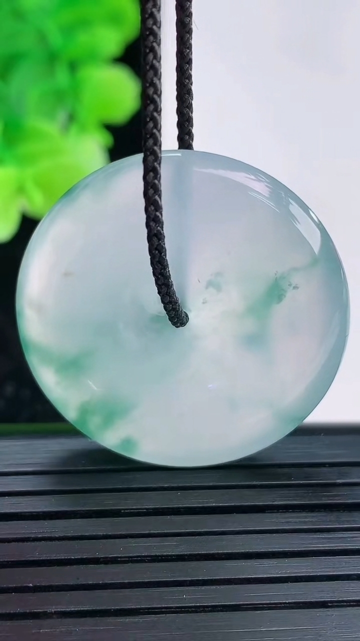 天然A货翡翠种飘花平安扣吊坠尺寸31.3-5.4重量:11.80g
4月3日