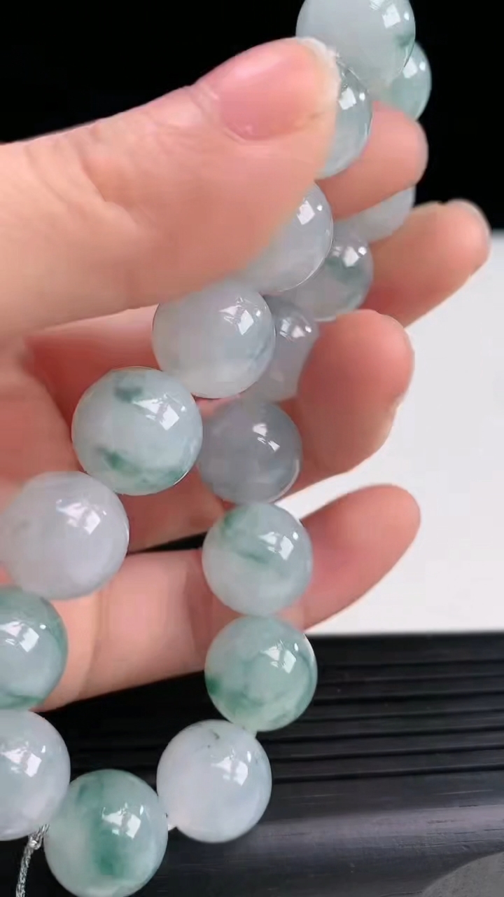 天然A货翡翠飘花圆珠手串尺寸11.8-17颗重量:49.53g4月3日
工厂直销收藏佳品,种好水足，色泽均匀，有种有色，上手高大气！