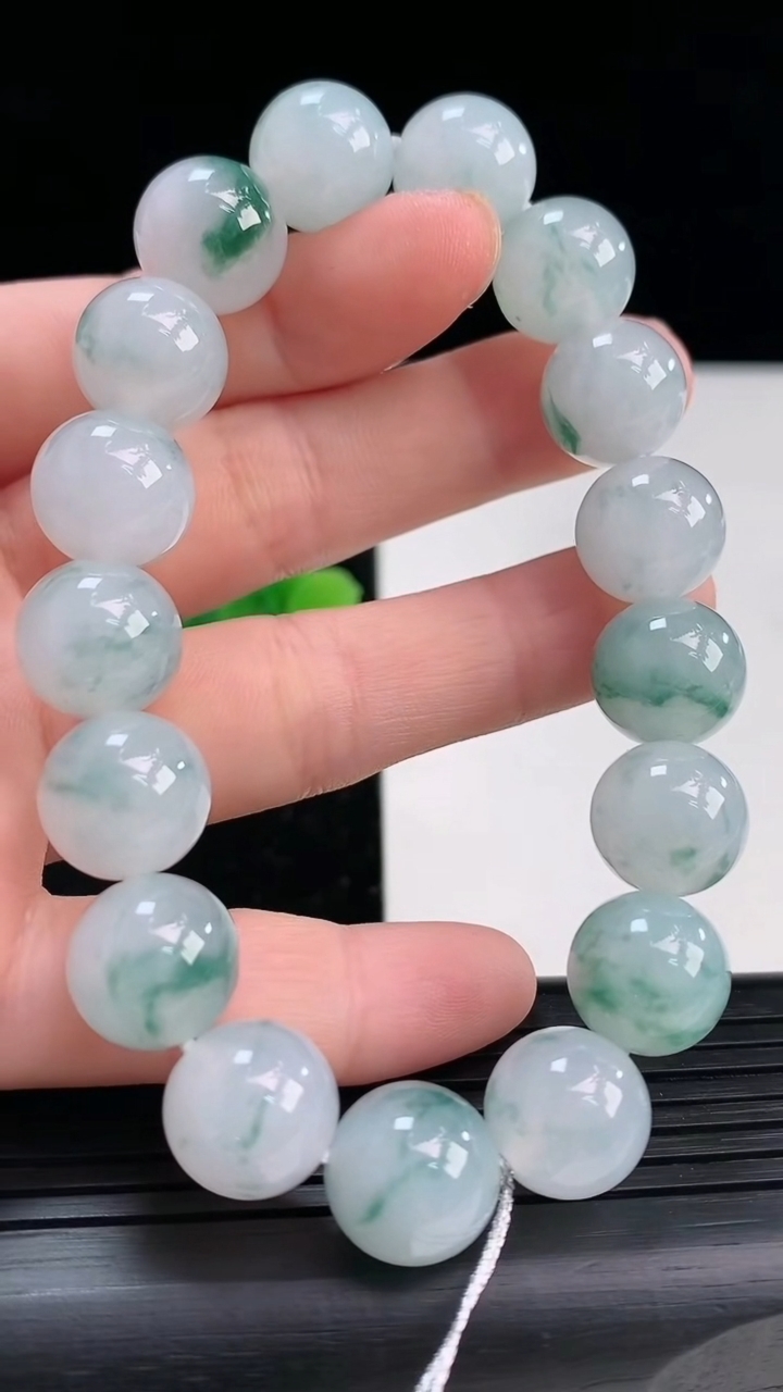 天然A货翡翠飘花圆珠手串尺寸11.8-17颗重量:49.53g4月3日
工厂直销收藏佳品,种好水足，色泽均匀，有种有色，上手高大气！